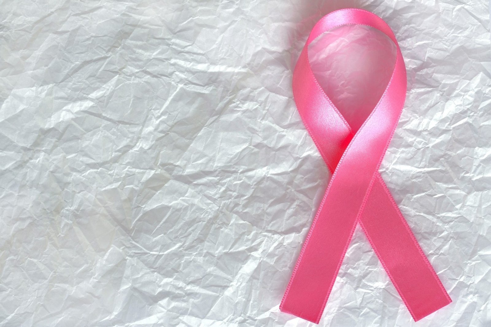 Listón rosa representando la lucha contra el cáncer de mama